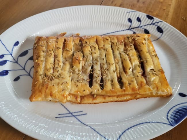 Feuilleté aux betteraves, échalotes confites et fromage Roquefort