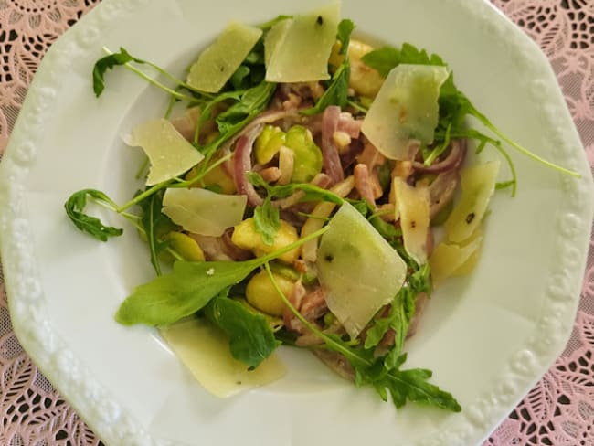 Gnocchi aux fèves, roquette et lardons