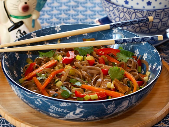 Wok de nouilles Soba aux légumes