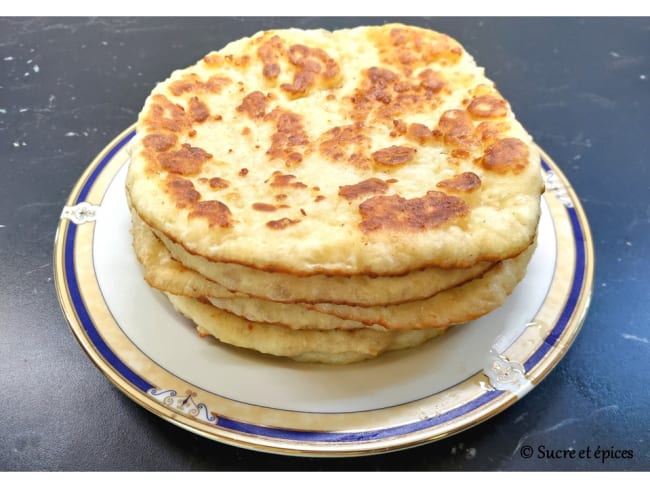 Pains frits au lait fermenté et fromage