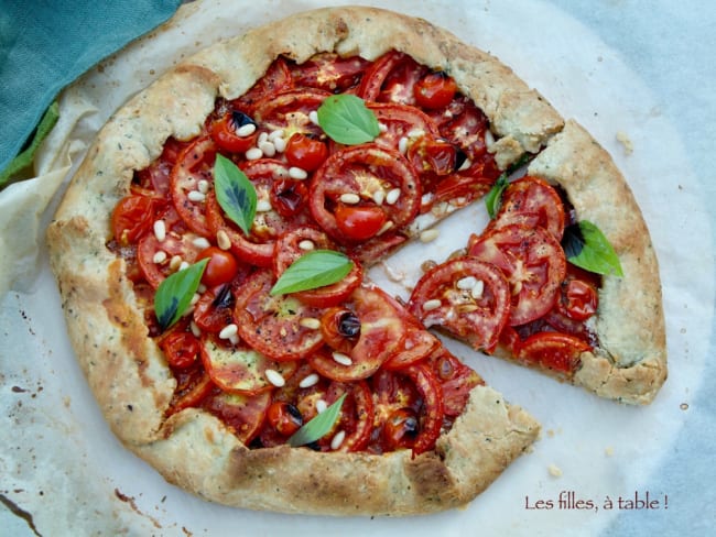 Tarte rustique aux tomates, chèvre frais et oignons doux