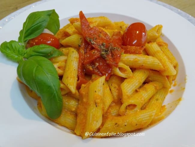 Penne rigatoni, sauce mozzarella, tomates cerises, poivron rouge et origan