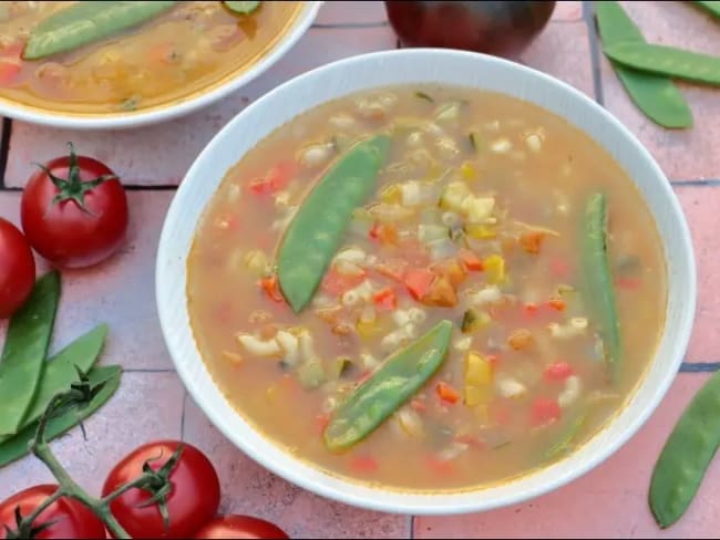 Minestrone d'été à la tomate et origan