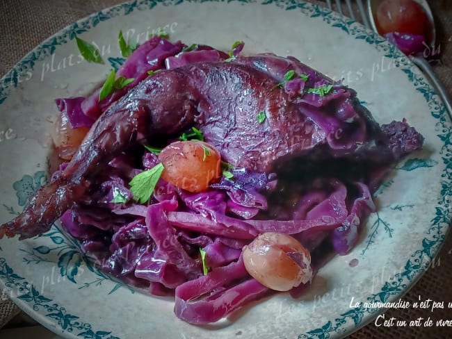 Lapin au chou rouge braisé et au raisin, sauce au vin rouge