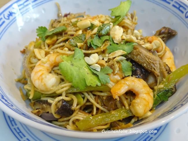 Nouilles chinoises aux champignons, crevettes et sauce arachide