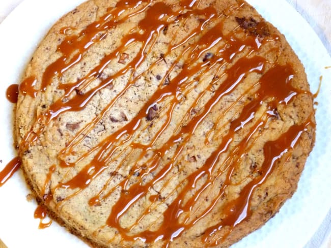 Cookie géant simple et gourmand, aux deux chocolats, noisettes et caramel au beurre salé