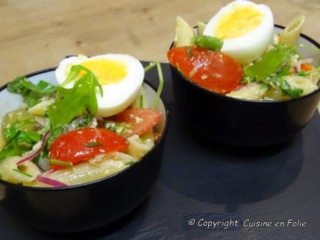 Salade de Penne, tomates cerises, Mozzarella, olives vertes, roquettes et pignons