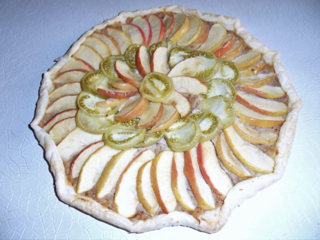 Tarte aux pommes, aux tomates vertes et à la crème frangipane