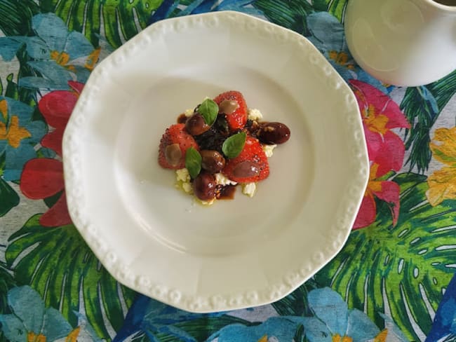Fraises farcies aux olives d'après le chef cuisinier français étoilé Mory Sacko