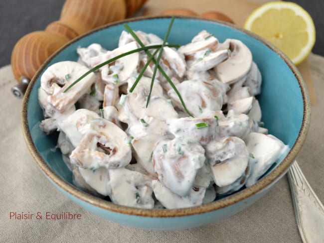 Salade de champignons de Paris, sauce au yaourt grec