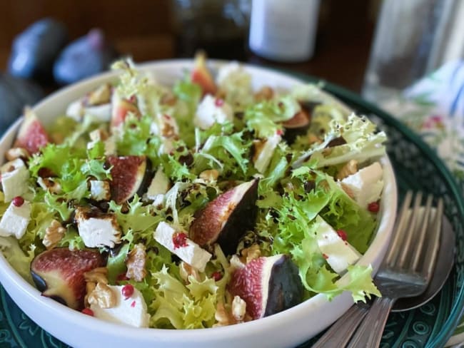 Salade de chicorée frisée, figues, fromage de chèvre et noix