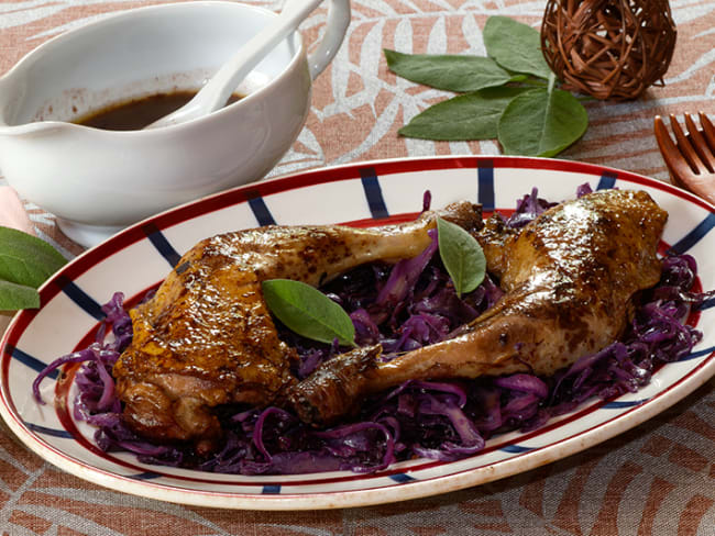 Cuisses de pintade au vin sur embeurrée de chou rouge et quelques feuilles de sauge