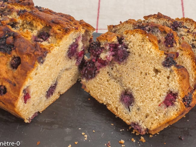 Gâteau du matin aux mûres et à la farine de coco