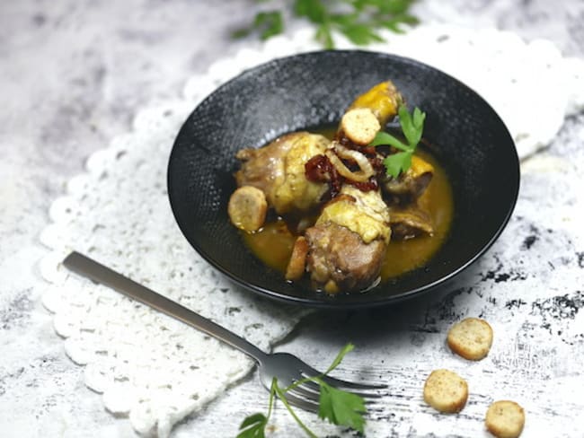 Cuisses de coq au vin aux oignons frits