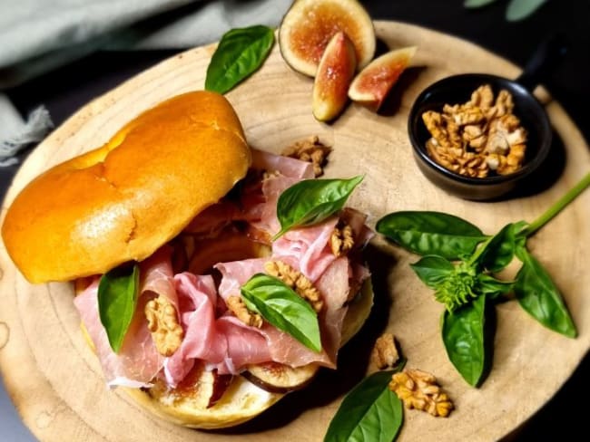 Bagel jambon cru, gorgonzola, figue, noix et basilic