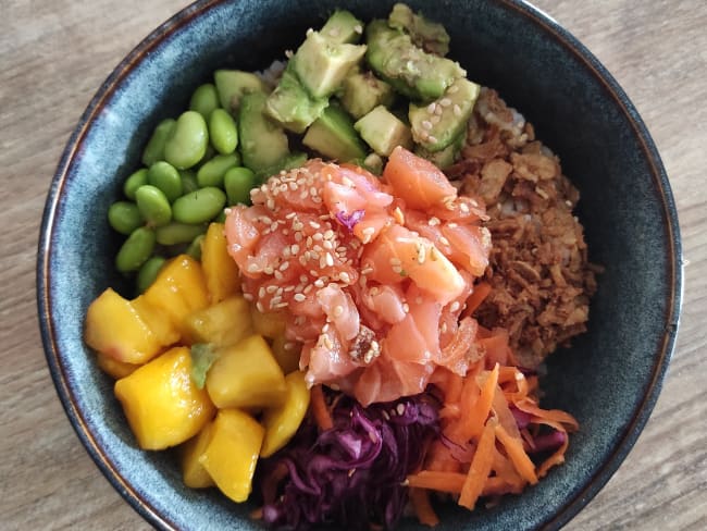 Poke bowl de saumon cru mariné