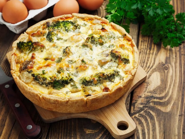 Quiche avec du poulet, des champignons et du brocoli