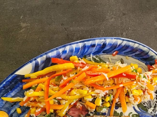 Salade colorée de riz aux carottes, maïs, poivrons et basilic