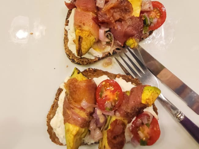 Tartine d'avocat enrobé de bacon croustillant sur ricotta au citron