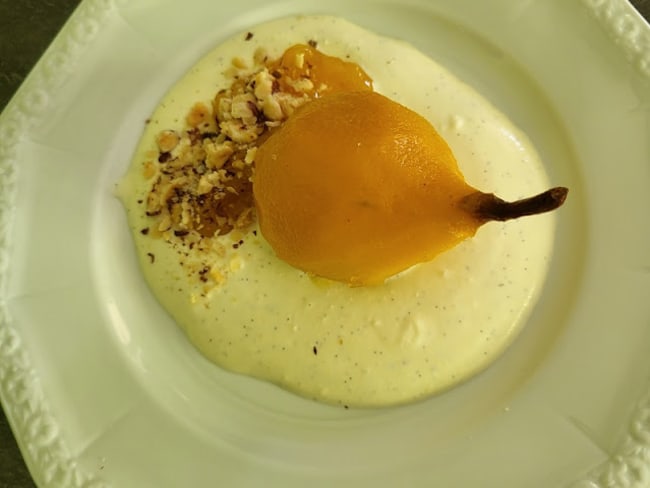 Poires rôties au gingembre sur un lit de mascarpone et noisettes grillées