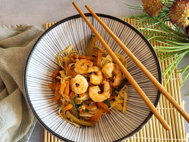 Nouilles sautées aux légumes et crevettes : un plat asiatique