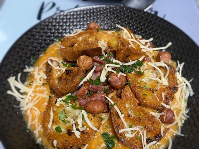 Velouté de patates douces aux lardons, croûtons à l’ail, emmental et noisettes