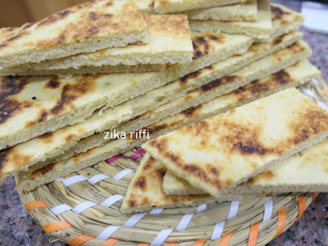 Rakhssiss ou galettes à la semoule de blé dur et sarrasin à l'huile.