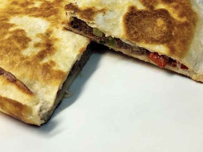 Quesadilla au steak haché et poivron rouge