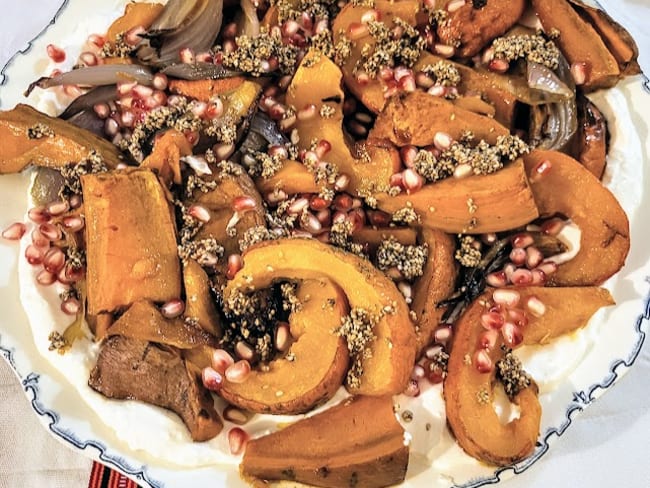 Légumes d’hiver rôtis (potimarron, patate douce) sur crème de feta au miel