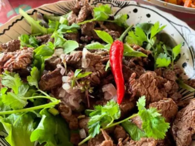 La salade thaïlandaise de boeuf aux herbes (coriandre, basilic...)