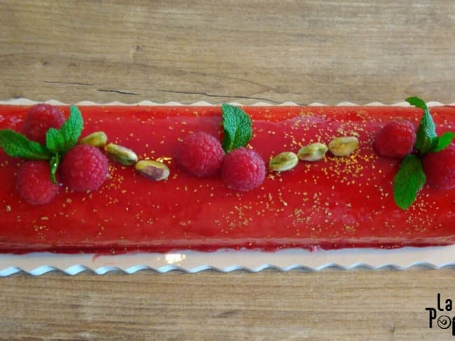 Bûche framboise, cœur nougat sur un financier pistache