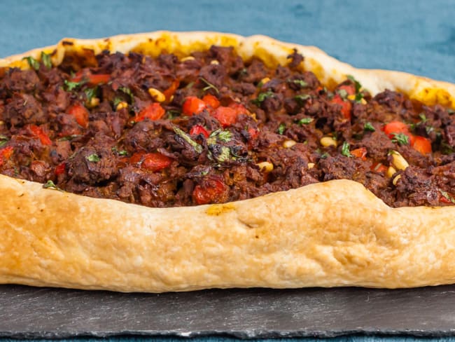 Pide au boeuf et oignons caramélisés