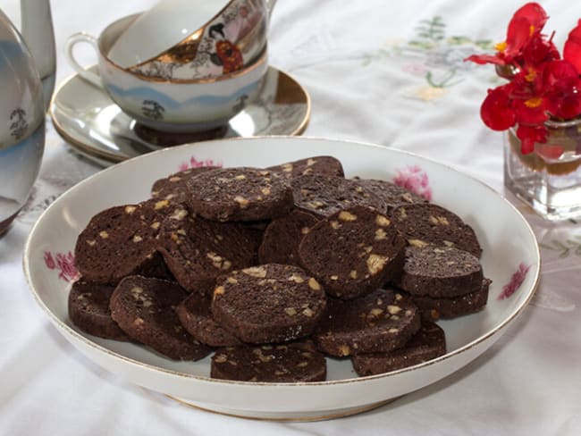 Sablés au cacao et noix pour un café gourmand