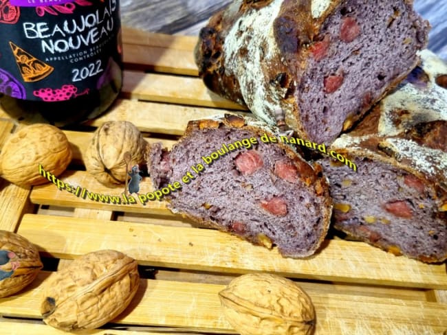 Pain au vin du Beaujolais, saucisson et noix