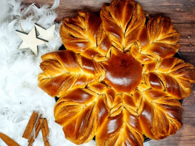 Brioche flocon à la cannelle pour les fêtes de fin d'année