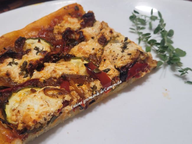Pizza aux courgettes poivrons chorizo et chèvre frais