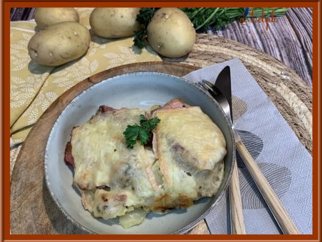 Gratin de pommes de terre sautées à la raclette et poitrine fumée très réconfortant