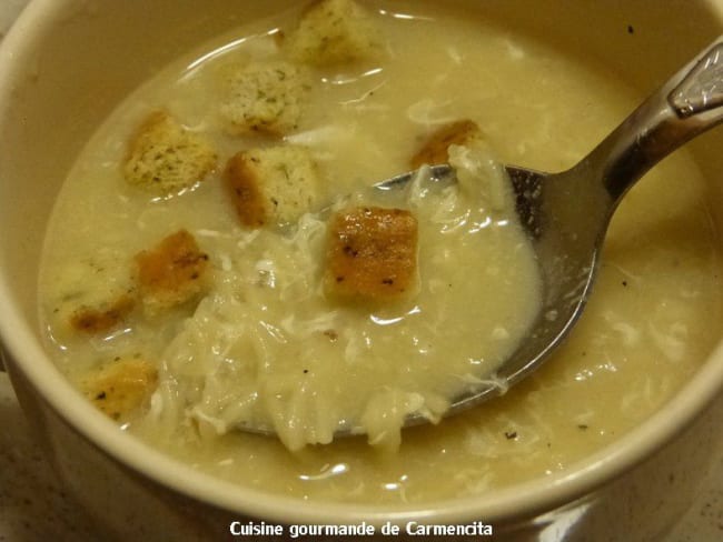 Soupe d'hiver de vermicelle à l'ail et à l'oeuf