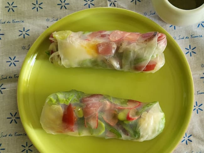 Salade niçoise en feuille de rie comme un rouleau de printemps de Mory Sacko