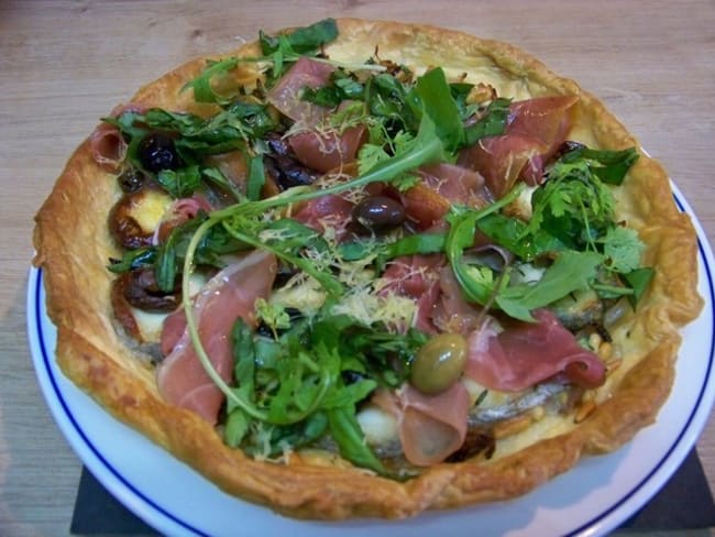 Tarte feuilletée aux olives niçoises, chèvre et jambon de Serrano