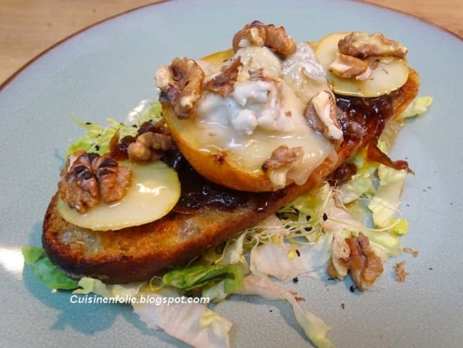 Tartines rôties, oignons caramélisés, poire, gorgonzola