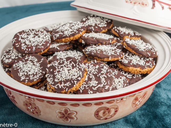 Biscuits nappés chocolat et noix de coco