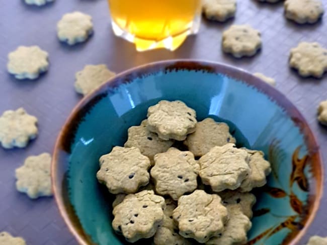 Biscuits apéritifs au sésame noir et molokheya