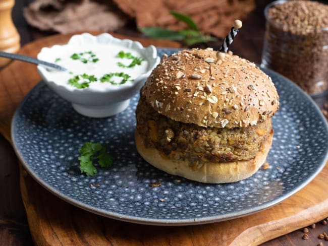 Préparer un délicieux burger végétal avec un "steak" de patate douce et de sarrasin