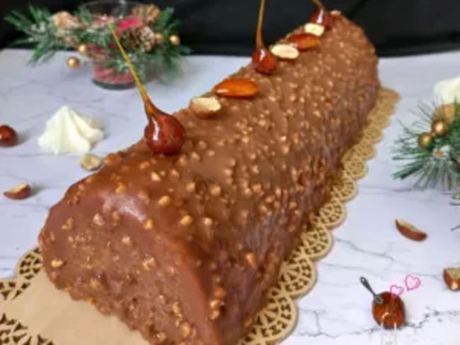 Bûche de noël praliné, insert clémentines et glaçage rocher