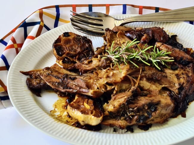 Épaule d’agneau confite à l'ail et au vin blanc