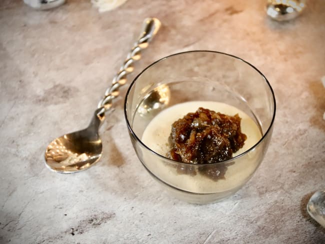 En apéritif, pourquoi pas une panna cotta salée ? Au foie gras et confit d’oignons !