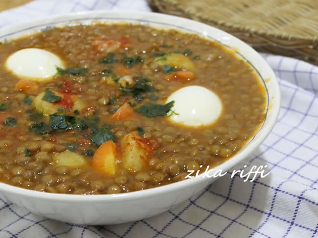 Soupe de lentilles vertes de maman à l'ail et piment oiseau