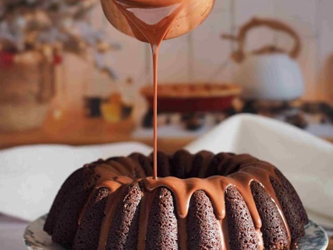 Un irrésistible bundt cake chocolat noisette avec une touche d'épices de noël