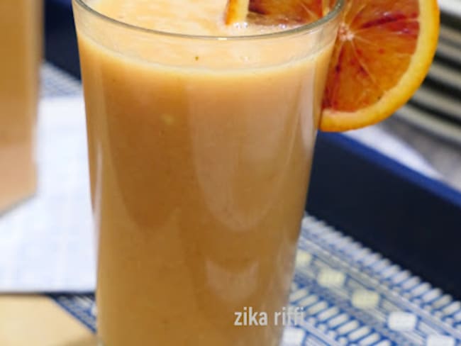 Un smoothie à l'orange sanguine, banane et yaourt brassé pour affronter l'hiver en forme !